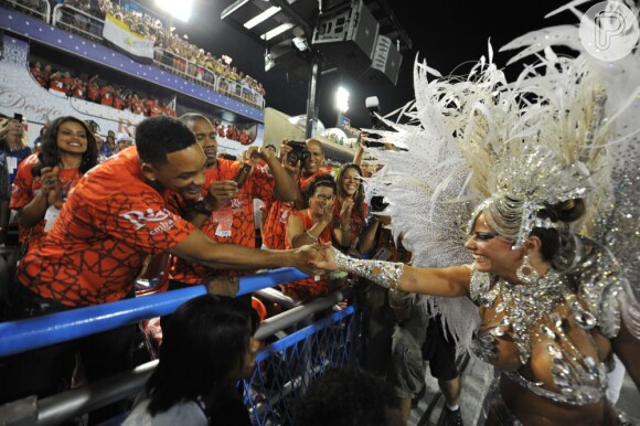 Ildi Silva acompanhou Will Smith no desfile do Grupo Especial do Rio. A presença do americano fez até com que Viviane Araújo, rainha da bateria do Salgueiro, perdesse o foco na Sapucaí