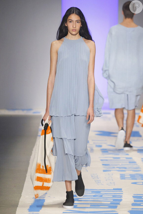 Looks minimalistas nas passarelas do São Paulo fashion Week. Vestido da Osklen é plissado e feito em camadas