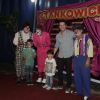 Daniel de Oliveira se diverte com os filhos, Raul e Moisés, no circo