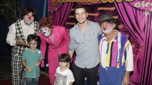 Daniel de Oliveira, no ar em 'O Rebu', se diverte com os filhos no circo