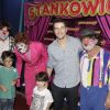 No ar em 'O Rebu', Daniel de Oliveira vai ao circo com os dois filhos