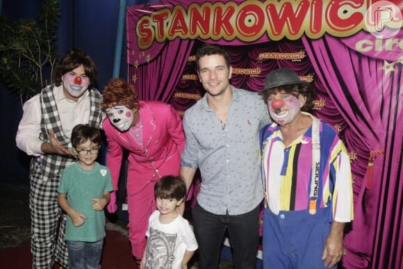 No ar em 'O Rebu', Daniel de Oliveira vai ao circo com os dois filhos