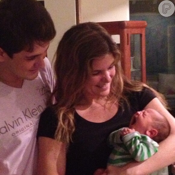 Cristiana Oliveira publica foto segurando o neto, Miguel, em 12 de fevereiro de 2013