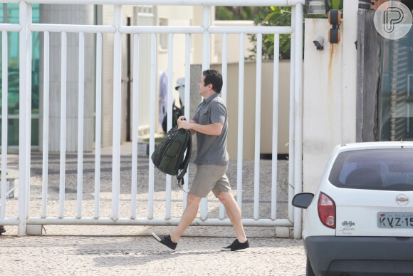 Murilo Beníco caminha até o seu carro após malhar em academia carioca