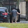 Murilo Beníco entra em seu carro após malhar