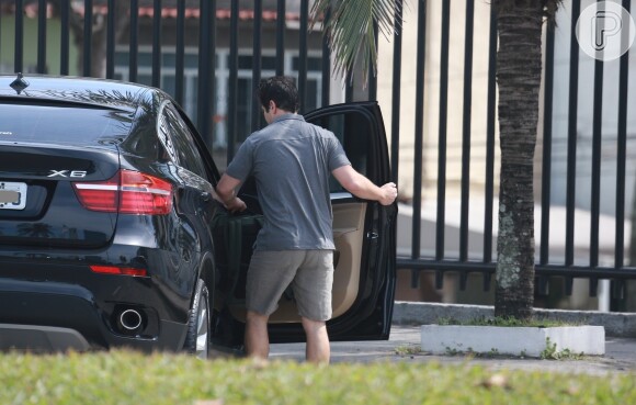 Murilo Beníco entra em seu carro após malhar