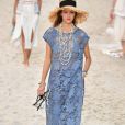 Casamento na praia: looks das passarelas para se inspirar. conjunto de túnica + pantalona em renda da Chanel