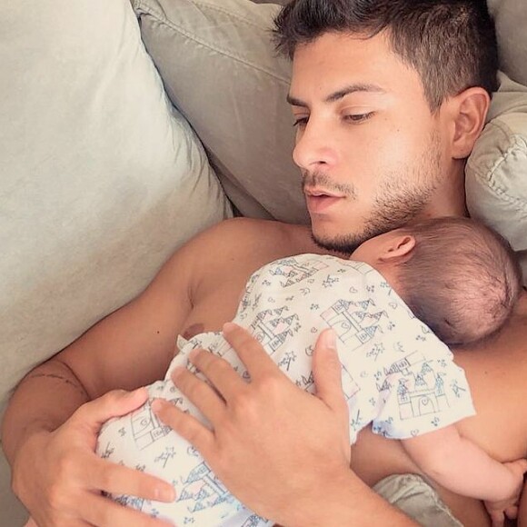 Sophia é filha do ator Arthur Aguiar