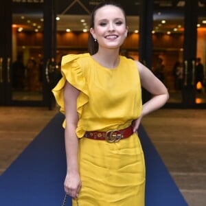 Larissa Manoela usou vestido midi amarelo com babado nas mangas em prêmio