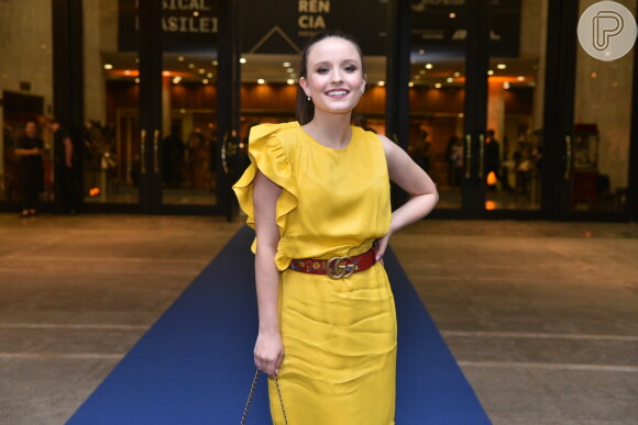 Larissa Manoela usou vestido midi amarelo com babado nas mangas em prêmio