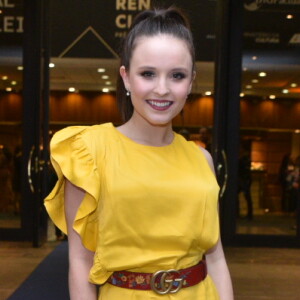 Larissa Manoela completou produção com rabo de cavalo alto e maquiagem com olhos iluminados