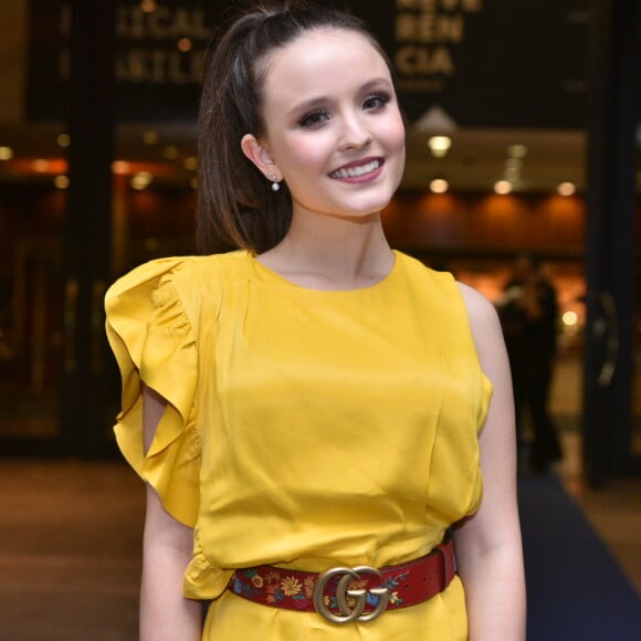 Larissa Manoela alia acessórios grifados a look amarelo em prêmio