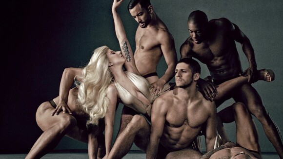 Lady Gaga aparece com modelos seminus em fotos promocionais de seu novo perfume