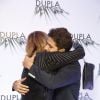 Bruno Gagliasso abraça Glória Perez no lançamento da série 'Dupla Identidade', no Rio de Janeiro