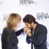 Bruno Gagliasso beija a mão da autora Glória Perez na coletiva de imprensa da série 'Dupla Identidade', no Rio de Janeiro