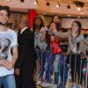 Chay Suede desfilou em um shopping de São Paulo na noite de sexta-feira, 5 de setembro de 2014. Após sua participação no evento, o ator provocou um tumulto na saída do local. Agarrado por fãs, Chay foi simpático e distribuiu sorrisos e acenos por onde passou