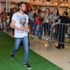 Chay Suede desfilou em um shopping de São Paulo na noite de sexta-feira, 5 de setembro de 2014. Após sua participação no evento, o ator provocou um tumulto na saída do local. Agarrado por fãs, Chay foi simpático e distribuiu sorrisos e acenos por onde passou