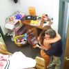 Carolina Dickmann abraça o amigo Luciano Huck chorando ao rever o seu quarto de infância reconstruído no palco do 'Caldeirão do Huck' neste sábado, 6 de setembro de 2014