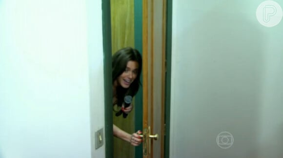 Carolina Dieckmann fica surpresa ao rever o seu quarto logo que abre a porta no estúdio do programa