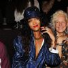 Rihanna usa look decotado e chapéu para assistir ao desfile do estilista Alexander Wang na Semana de Moda de Nova York, em 6 de setembro de 2014