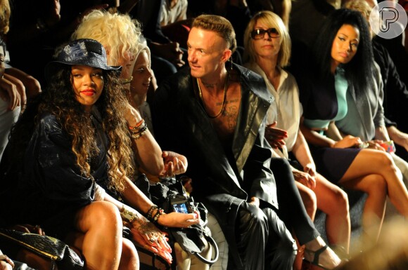 Rihanna aplaude coleção do estilista Alexander Wang durante desfile