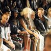 Rihanna assiste ao desfile ao lado de Nicky Minaj, Yolandi Visser e Tyga