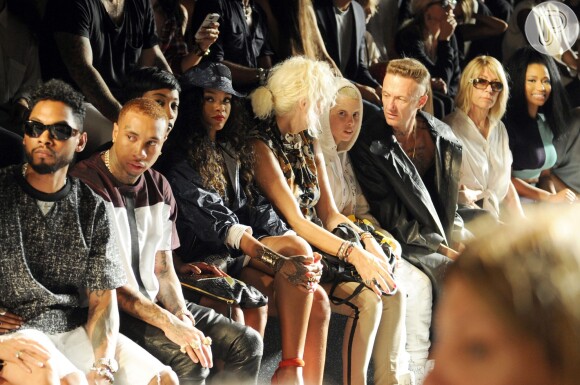 Foto: Rihanna assiste ao desfile ao lado de Nicky Minaj, Yolandi Visser e  Tyga - Purepeople