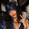 Rihanna deixa tatuagem do tórax à mostra ao usar decote em desfile
