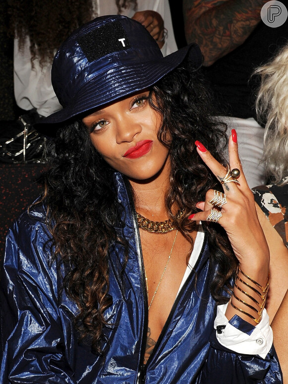 Rihanna deixa tatuagem do tórax à mostra ao usar decote em desfile