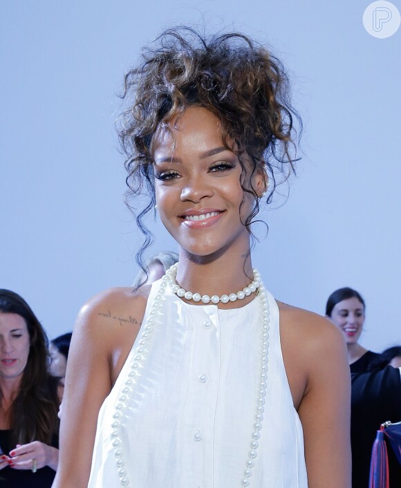 Rihanna compôs o look com colar de pérolas