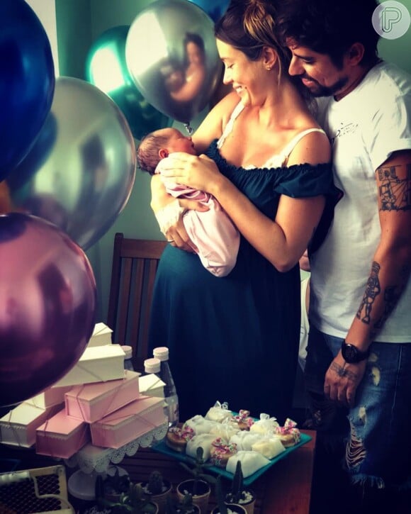 A atriz Juliana Didone e o artista plástico Flávio Rossi receberam sua primeira filha, Liz, no dia 22 de abril - Liz já completa 7 meses
