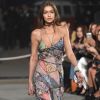 Estilo boho está de volta à moda. Gigi Hadid usa vestido em patchwork de Ralph Lauren
