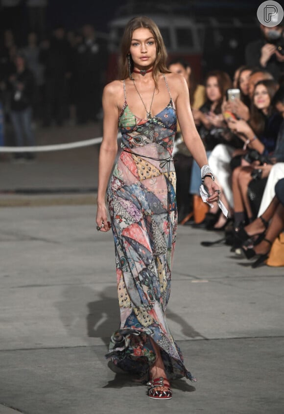 Estilo boho está de volta à moda. Gigi Hadid usa vestido em patchwork de Ralph Lauren