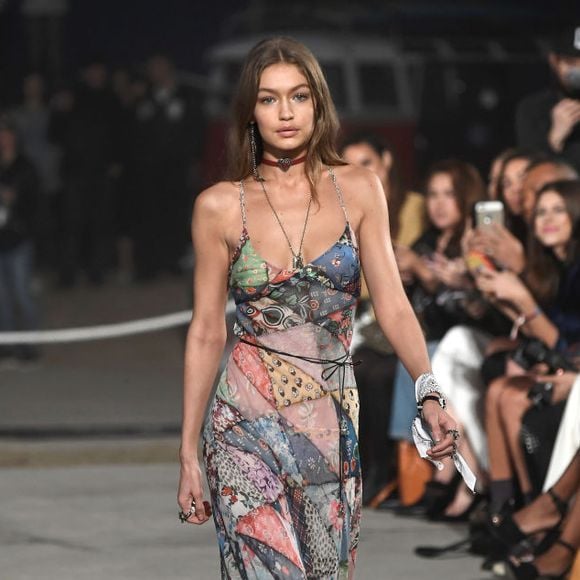 Estilo boho está de volta à moda. Gigi Hadid usa vestido em patchwork de Ralph Lauren