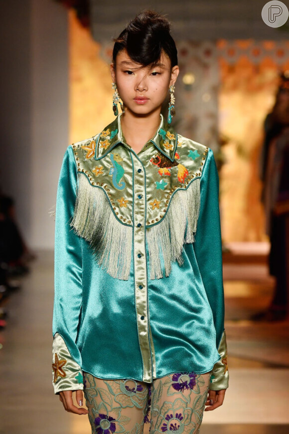 Estilo boho está de volta à moda. Bordados e franjas trazem uma bossa ao look no estilo. Esse é Anna Sui