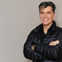 Paulo Betti completa 62 anos interpretando Téo, blogueiro gay em 'Império'