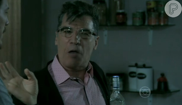 Téo Pereira, personagem de Paulo Betti em "Império', é solteiro e se lamenta por não encontrar um grande amor