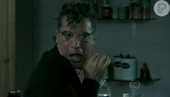 Téo Pereira, personagem de Paulo Betti em 'Império' em um dos grandes momentos em que da muito pinta