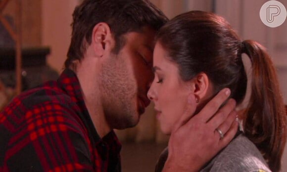 Na novela 'As Aventuras de Poliana', Afonso (Victor Pecoraro) beija Luisa (Thais Melchior)