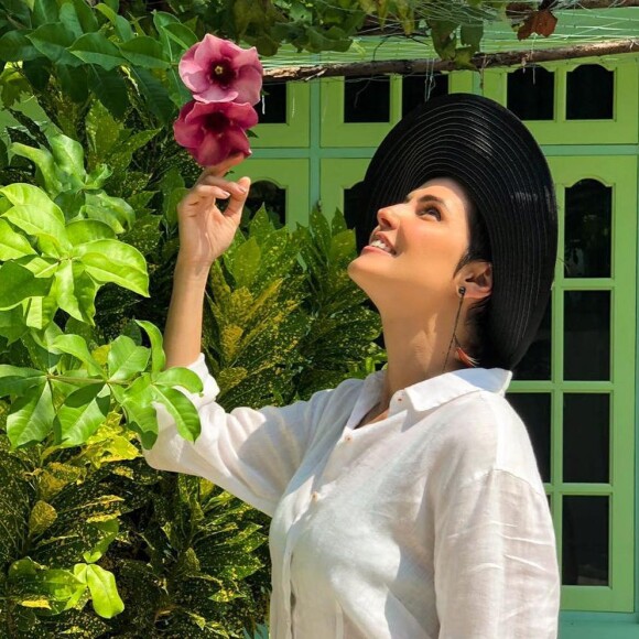 O linho, tecido que vem com força no verão, também estava presente na mala de viagem de Deborah Secco