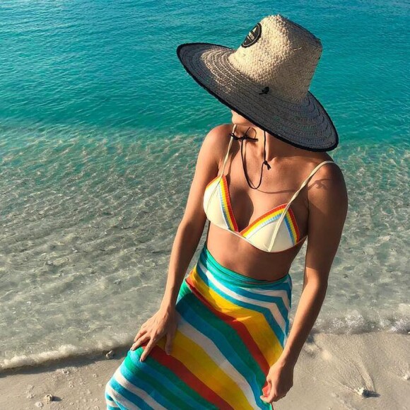 As listras, estampa clássica e com a cara do verão, também marcaram presença nos looks de Deborah Secco