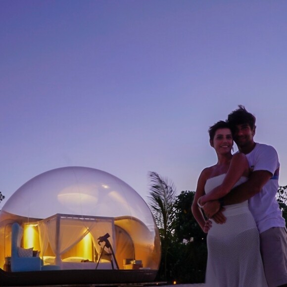 Deborah Secco, em noite romântica com o marido, usou um look com transparência