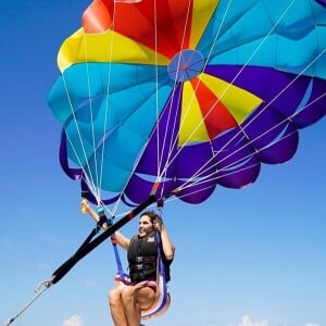 Deborah Secco praticou esportes radicais durante as férias e escolheu roupas de banho confortáveis para fazê-los