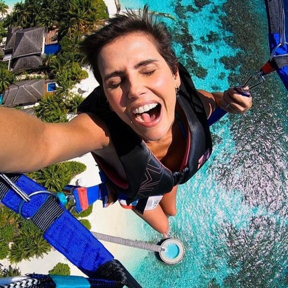 Deborah Secco se divertiu ao praticar os esportes radicais durante as férias