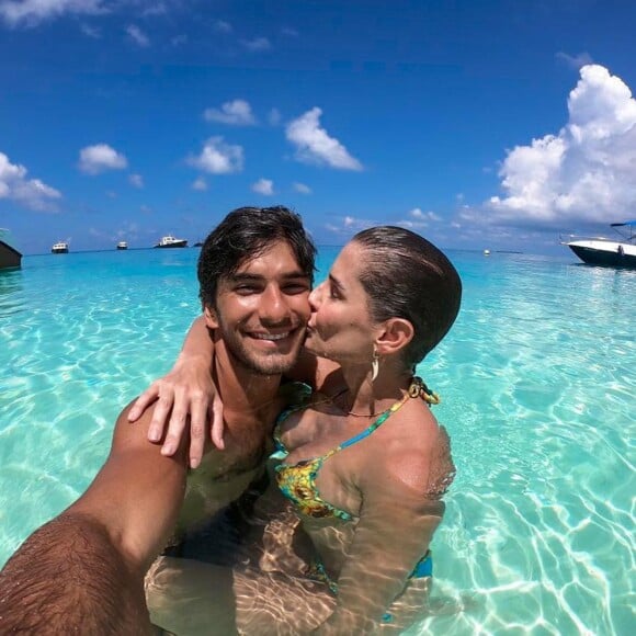 Deborah Secco não deixou de lado acessórios cheios de estilo durante a viagem