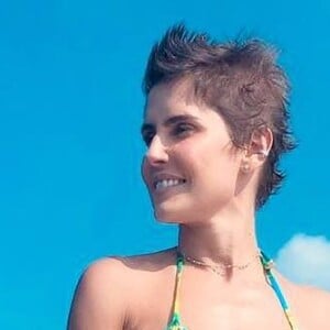 Na viagem, Deborah Secco aliou looks clássicos a trends do momento