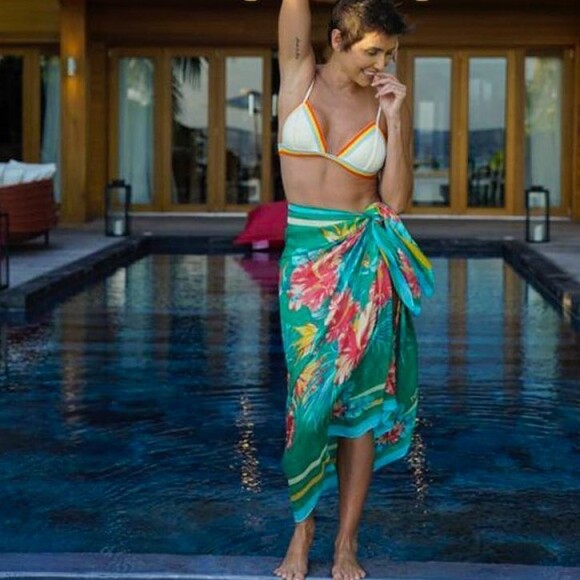 Estampas florais também marcaram presença no beachwear de Deborah Secco na viagem de férias