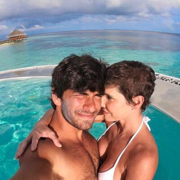 Deborah Secco escolheu acessórios delicados e com clima praiano durante a viagem