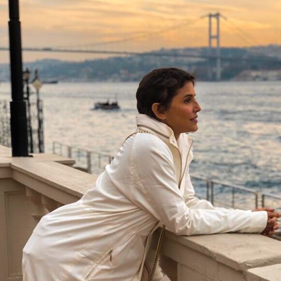 Além de looks praianos nas Maldivas, a atriz usou produções mais casuais em Istambul