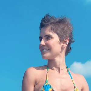 Deborah Secco apareceu usando piercings falsos durante as férias
